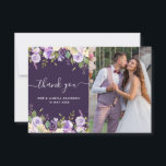 beau mariage photo à fleurs violettes merci<br><div class="desc">Une belle image des nouveaux mariés aux fleurs violettes aquarelles. L'image du nouveau marié,  sa couleur arrière et son texte peuvent être personnalisés. Ajoutez un message de remerciement personnel à l'arrière.</div>