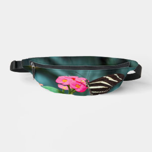 Beau papillon sur une fleur rose