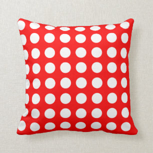 Beau pois blanc sur le coussin de carré rouge