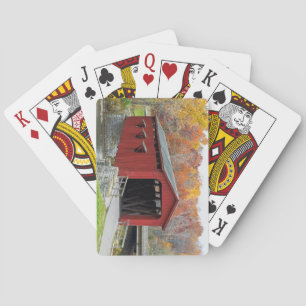 Beau pont couvert de cartes de jeu