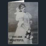 BEAU ROSE BLANC DE LADY VINTAGE À L'INTÉRIEUR ET À<br><div class="desc">Faites savoir à votre femme, à votre petite amie, à votre mère, à votre parent ou à votre amie que vous pensez qu'elle a un bel esprit avec cette carte d'anniversaire nostalgique créée à partir d'une photo originale de 1895... Vous pouvez changer la police, le texte et la couleur arrière...</div>