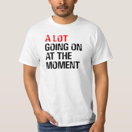Beaucoup de choses se passent au T-shirt The Momen (Devant)