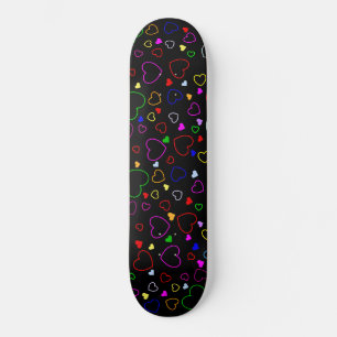 Beaucoup De Coeurs Colorés Sur Skateboard Noir