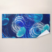 Beaucoup de méduses bleues nageant sous l'eau. Sea (Serviette de bain)