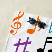 Beaucoup de notes colorées de musique et serviette (En situation)