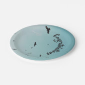 Beaucoup d'oiseaux et une assiette de controle (Angle)