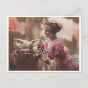 Beauful Edwardian Woman and Doves Glamor Briefkaart