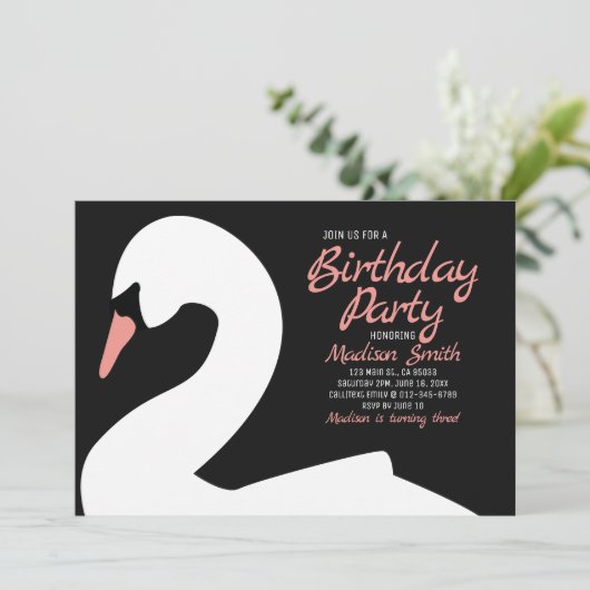 Beauful White Swan Birthday Uitnodiging (Staand voorkant)