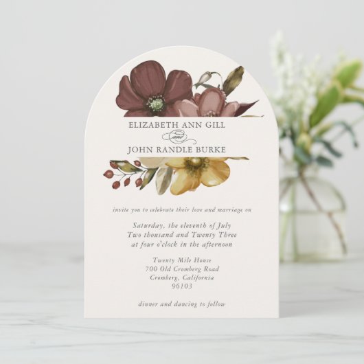 Beautiful boho neutral arch invitation (Debout devant)
