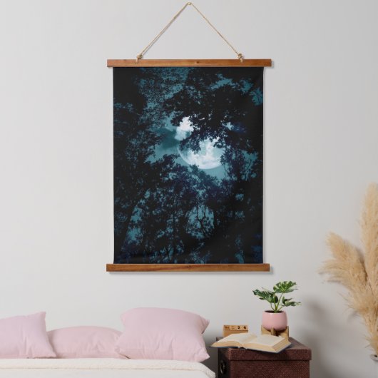 Beautiful Moon Glow Though Trees Hangend Wandkleed (Slaapkamer)