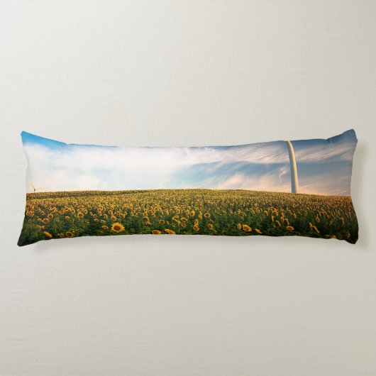 beautiful sun flowers field with cloudy blue sky a lichaamskussen (Voorkant)