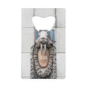 Beaux Arts Walrus Sculpture Custom Monogram Kredietkaart Flessenopener (Voorkant)