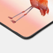 Beaux flamants roses sur fond corail clair (Coin)