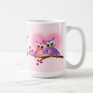 Beaux hiboux de couples sur une tasse de branche