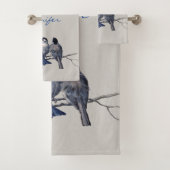 Beaux oiseaux gris bleu sur une succursale Nom per (En situation)