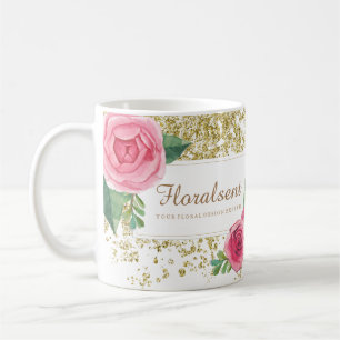 Beaux roses pour aquarelle avec la tasse de
