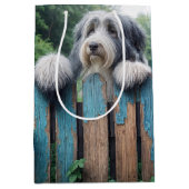 Bebaarde Collie op rustieke hek verjaardag Medium Cadeauzakje (Voorkant)