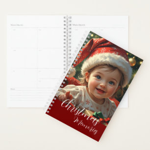 Bébé adorable à Père Noël en tenue avec Noël