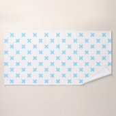 Bébé bleu croix coutures sur blanc (Serviette de bain)