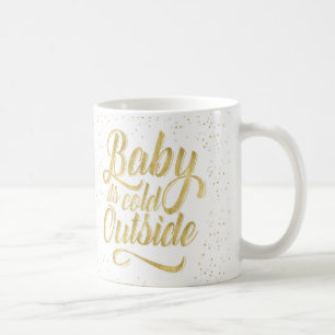 Bébé c'est tasse extérieure froide avec la neige