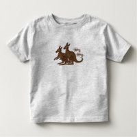 Bébé de famille de kangourou dans le T-shirts
