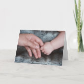 Bébé de fête des pères tenant la carte de voeux de (Dos)