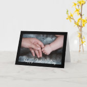 Bébé de fête des pères tenant la carte de voeux de (Fleur jaune)