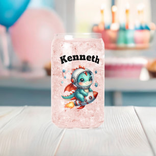 Bébé dragon volant au milieu des étoiles