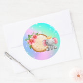 bébé éléphant assis à côté d'un autocollant (Enveloppe)