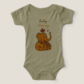 Bébé éléphant mignon d'automne avec bébé aux feuil