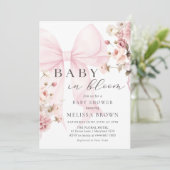 Bébé En Fleur Pink Bow Baby shower Invitation (Debout devant)