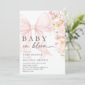 Bébé En Fleur Pink Bow Baby shower Invitation (Debout devant)