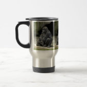 Bébé et maman de gorille étreignant la tasse de (Gauche)