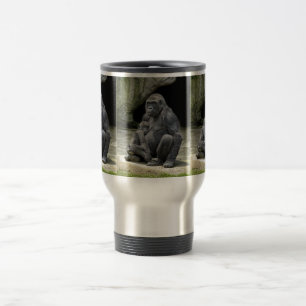 Bébé et maman de gorille étreignant la tasse de