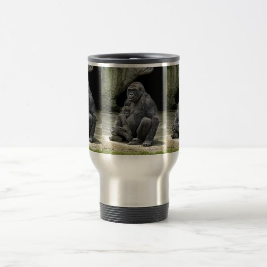 Bébé et maman de gorille étreignant la tasse de (Centre)