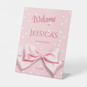Bébé Fille à Ruban Rose avec Panneau de Bienvenue (Recto)