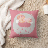 Bébé fille endormie sur des nuages Oreiller rose (Couverture)