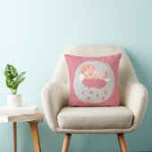 Bébé fille endormie sur des nuages Oreiller rose (Chaise)