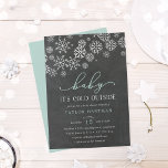 Bébé Il fait froid dehors Chalkboard Invitation do<br><div class="desc">Brrr ! Des invitations chic et givrées pour les baby showers d'hiver présentent une bordure supérieure de flocons blancs contre un arrière - plan de tableau noir, avec "bébé il fait froid dehors" en lettres vert menthe et blanc. Personnalisez avec les détails de votre baby shower neutre selon le sexe...</div>