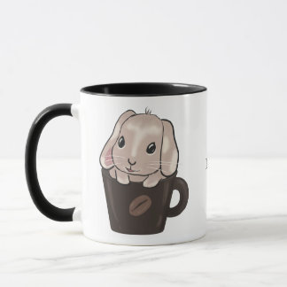 Bébé lapin lop dans une tasse