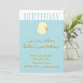 Bébé mignon avec invitation à l'anniversaire bleu (Debout devant)
