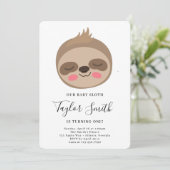 Bébé mignon Sloth Anniversaire Fête Invitation (Debout devant)