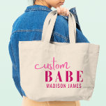 Bébé Personnalisé Drôle Dire Nom Personnalisé<br><div class="desc">Custom Babe Funny Saying Personalized Name Sacs fourre-tout présente un design simple avec le texte "custom babe" dans la typographie de script de calligraphie rose moderne et personnalisé avec votre nom. Parfait pour un cadeau amusant pour maman, meilleurs amis, petite amie, pour l'anniversaire, Noël, vacances, Fête des Mères et plus...</div>