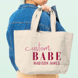 Bébé Personnalisé Drôle Dire Nom Personnalisé<br><div class="desc">Custom Babe Funny Saying Personalized Name Sacs fourre-tout présente un design simple avec le texte "custom babe" dans la typographie de script de calligraphie rose moderne et personnalisé avec votre nom. Parfait pour un cadeau amusant pour maman, meilleurs amis, petite amie, pour l'anniversaire, Noël, vacances, Fête des Mères et plus...</div>