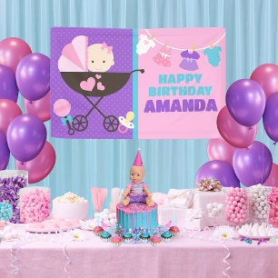 Bébé poupée joyeuse bannière d'anniversaire