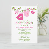 Bébé rose, fil à linge Invitations de douche pour (Debout devant)