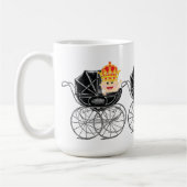 Bébé royal avec la tasse de thé de café de (Gauche)