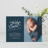 BÉBÉ SON FROID EN DEHORS DU faire-part de naissanc (Debout devant)