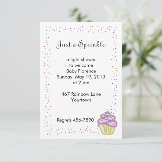 Bébé Sprinkle Shower Invitation Cupcake violet (Debout devant)