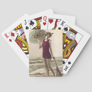 Bébé vintage de plage avec des cartes de jeu de